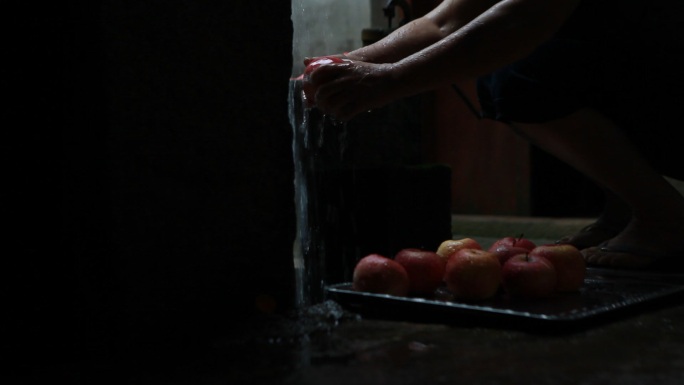 手动压水井打水洗红色的苹果