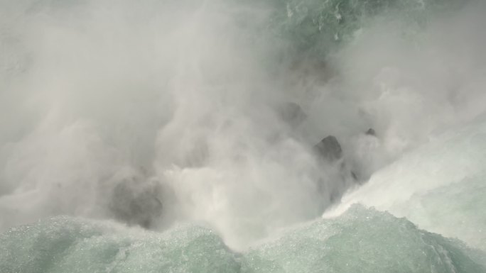 从大瀑布边缘坠落自然景观喷溅溪流水体冒险
