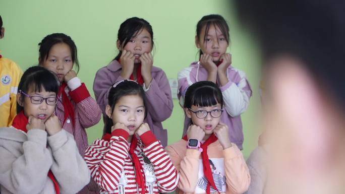 乡村振兴农村小学孩子学习唱歌素材