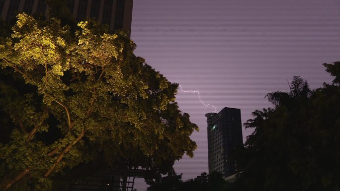 打雷闪电下雨