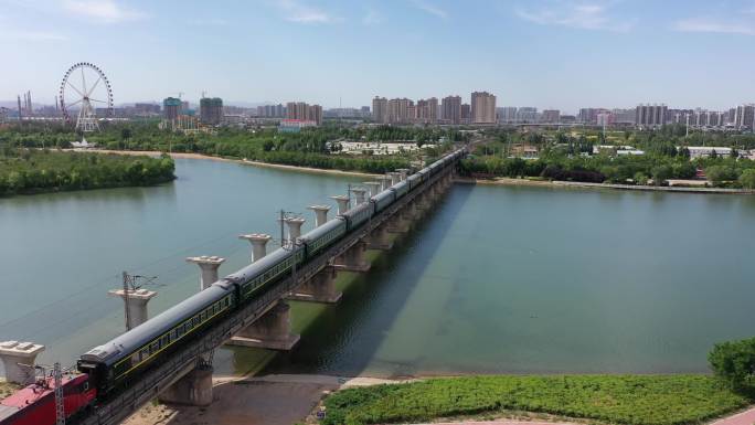 邢台市七里河上的火车