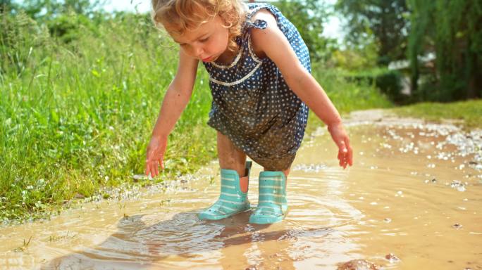 玩泥巴的小女孩小孩玩耍农村