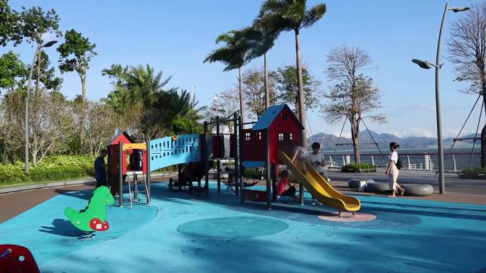 孩子在海边公园快乐玩耍