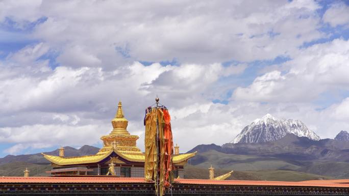 亚拉雪山背景下的塔公寺庙金顶
