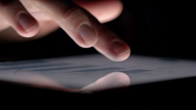 在屏幕上滑动的手数码产品手指手势滑屏划屏