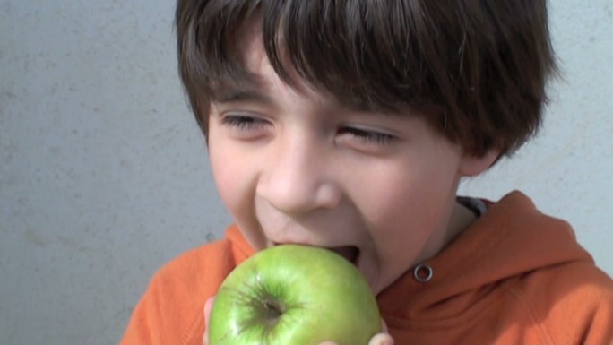 吃苹果的小孩
