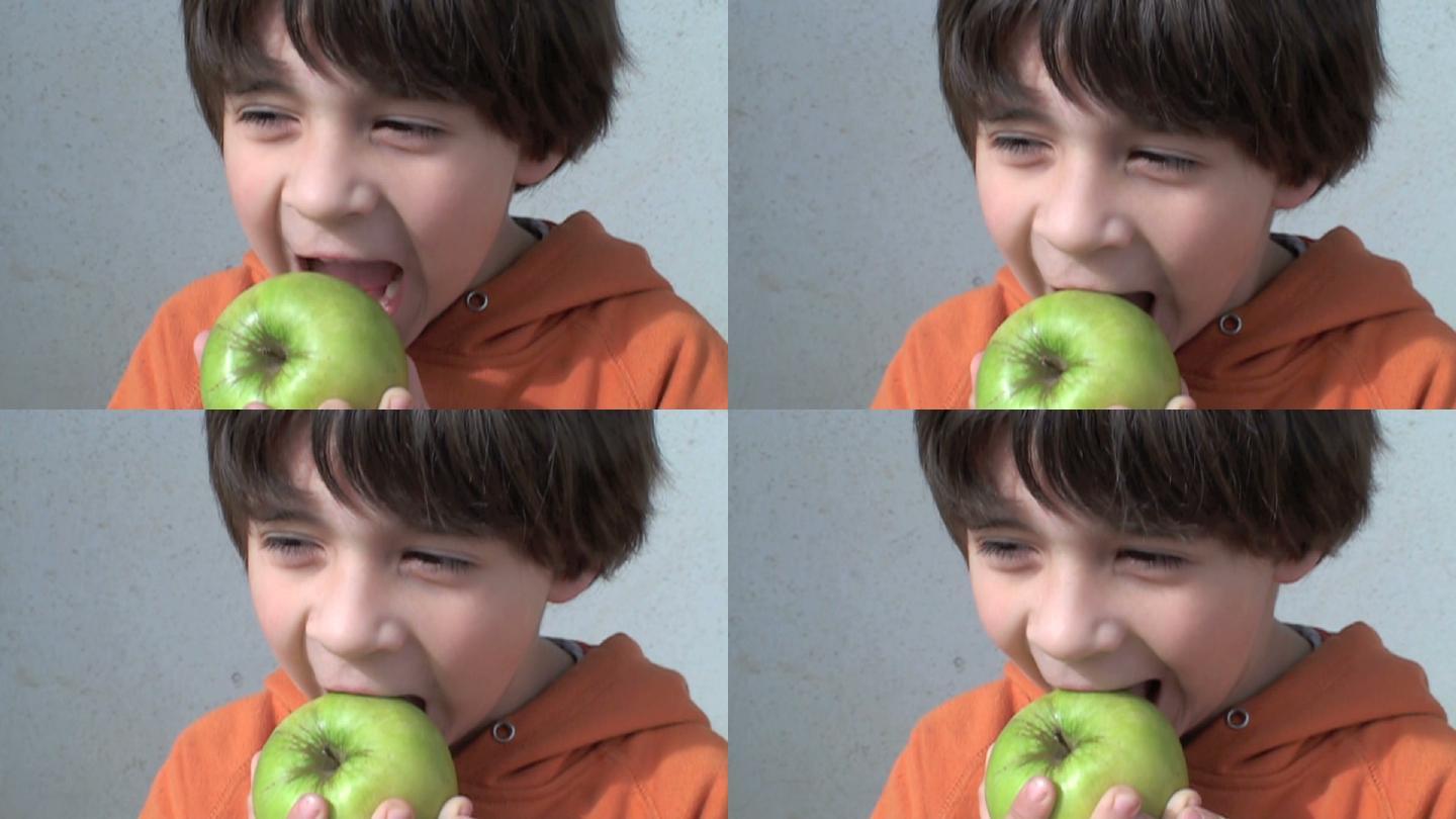 吃苹果的小孩
