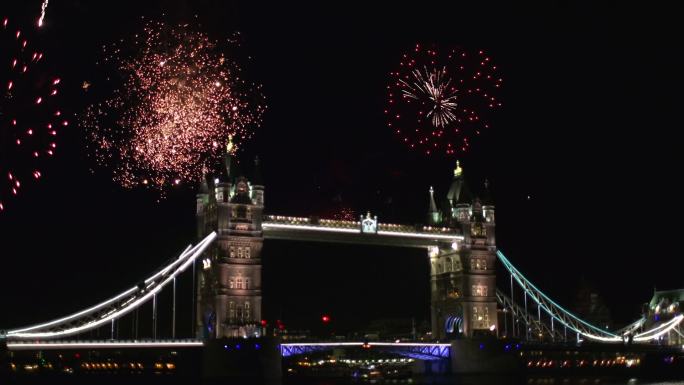 伦敦塔桥后的烟花礼炮礼赞庆祝晚会节日活动