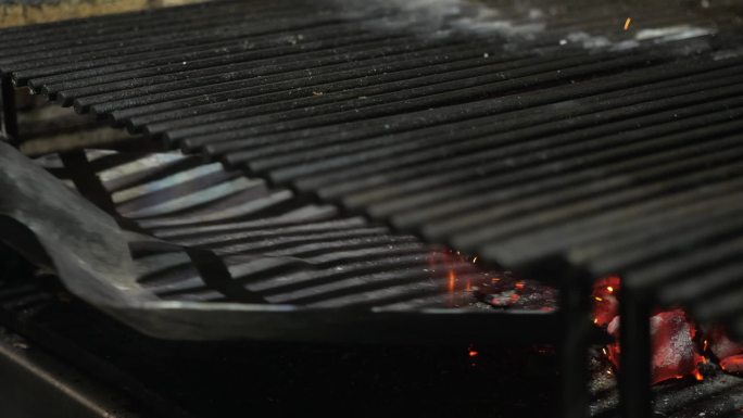在烤架上烧木头和烧红的煤