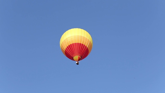 蓝天上的彩色热气球