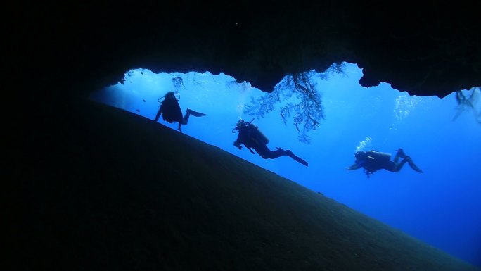 水下潜水员探索三亚潜水游泳海南海岛