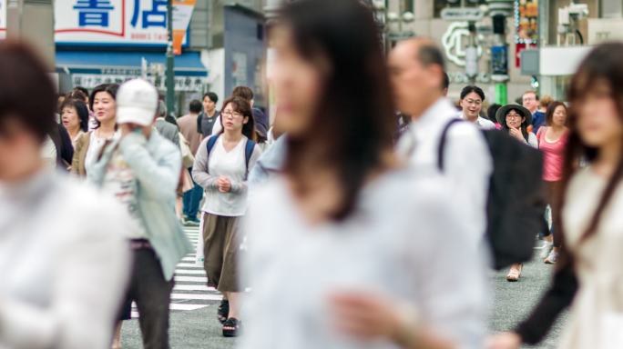 路口的人群斑马线十字路口红绿灯