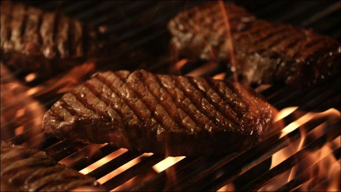 烤肉架上的牛排煎烤牛排猪排大火煎烤烤制肉
