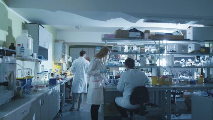 一群科学家正在一个实验室里工作。