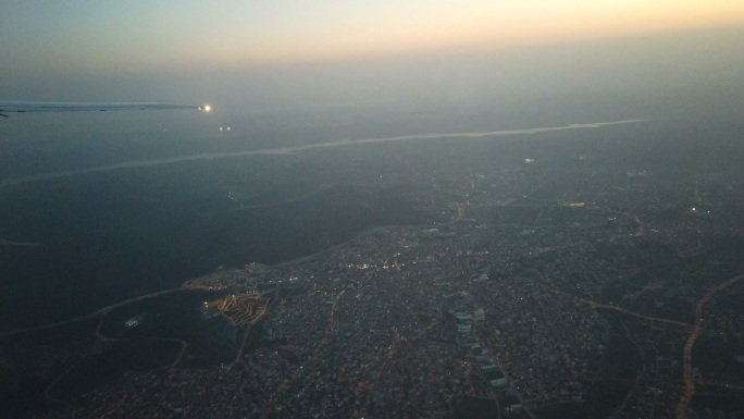 日落时从飞机窗口看到的城市景色
