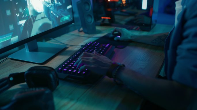 玩家在玩在线射击游戏时按下键盘按钮