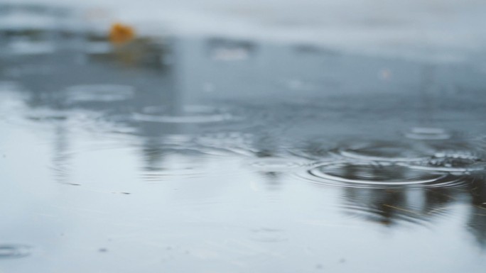 雨滴落在地上