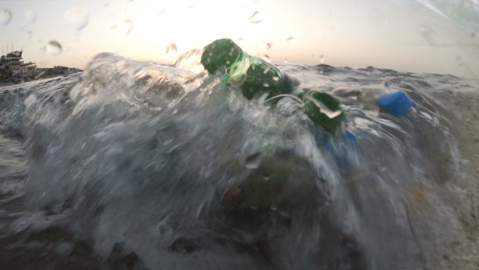 海上塑料污染保护航洋漂浮在海上的塑料垃圾
