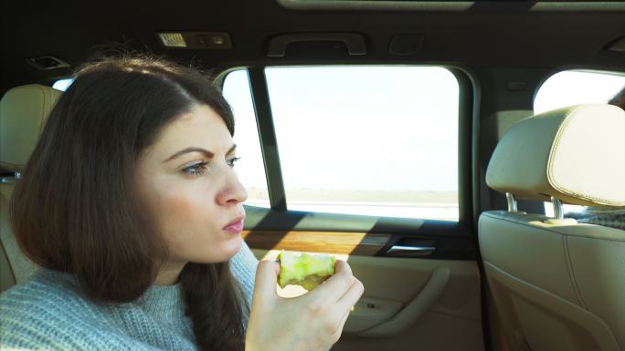 坐汽车里吃东西的女人