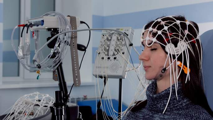 女性患者在监护仪上进行脑电图检查和扫描