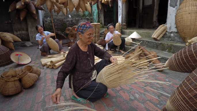 老年妇女编织鱼篓，竹编