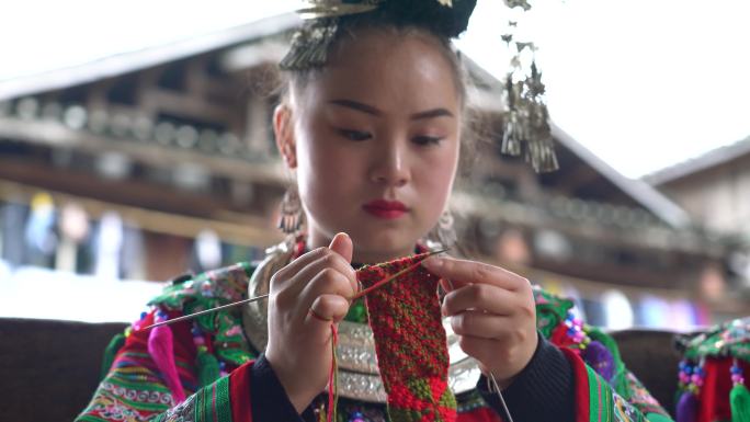 4K侗族姑娘在织毛线