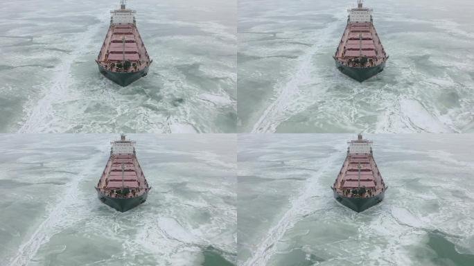 在冰冻海面上航行的货船航拍