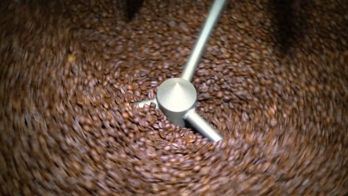 咖啡豆在冷却桶中旋转