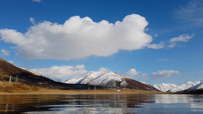 西藏安久拉山的湖泊