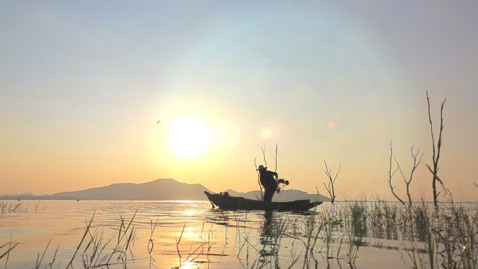 泻湖夕阳下渔民当地生活方式