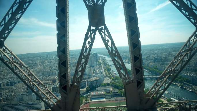 从电梯到法国巴黎埃菲尔铁塔顶端的视角