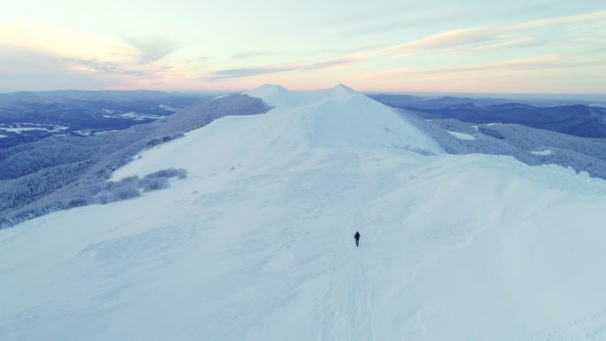 一个人独自在雪山山地上行走