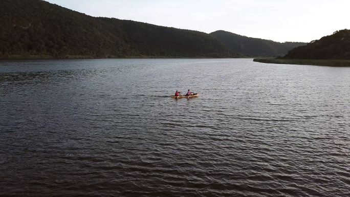 在湖面上划皮艇的冒险夫妇