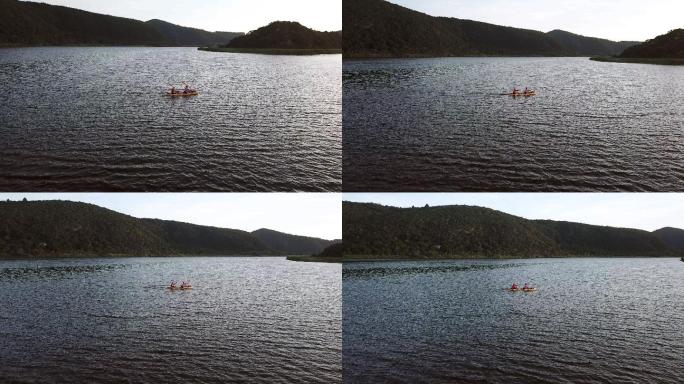 在湖面上划皮艇的冒险夫妇