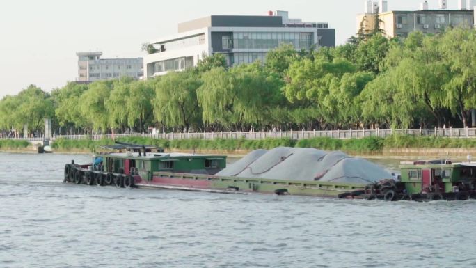 实拍-无锡运河上的船只