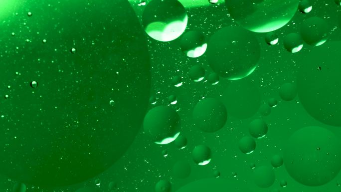 关闭水中的绿色油泡