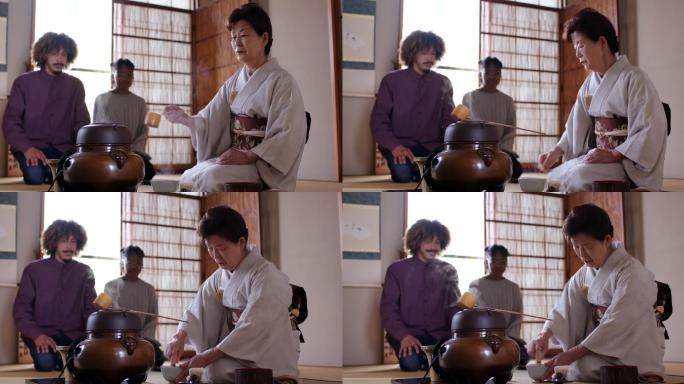 日本茶艺大师为两位游客沏茶