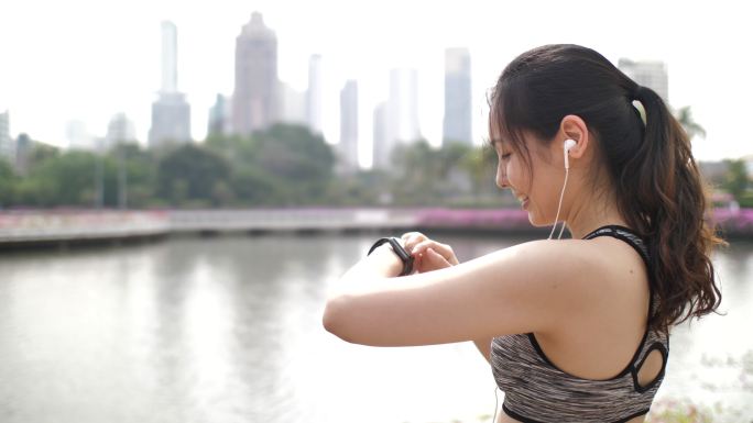 在户外看运动手表的女人