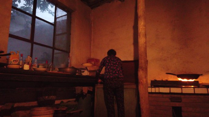 两代妇女一起在农村厨房做晚饭