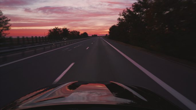 行驶在日落的路上公路行驶第一视角行车记录