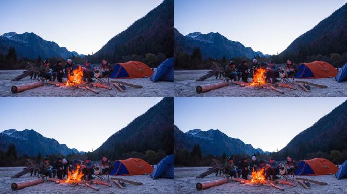 一群朋友野营，坐在营火旁