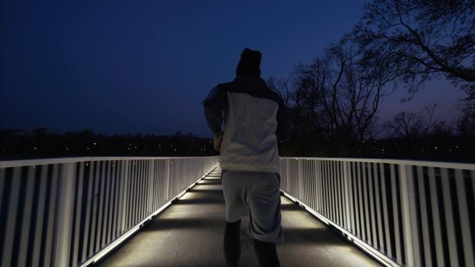 晚上慢跑。夜跑跑步桥梁结构积极的生活方式