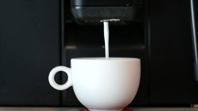 煮热鲜咖啡的咖啡机。