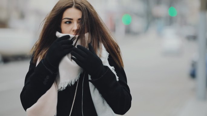 寒冷的冬天，女人在街道上散步