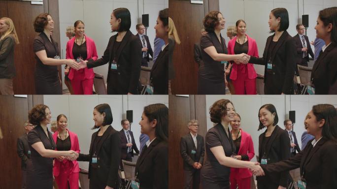 女高管企业家在会上自我介绍，与员工握手