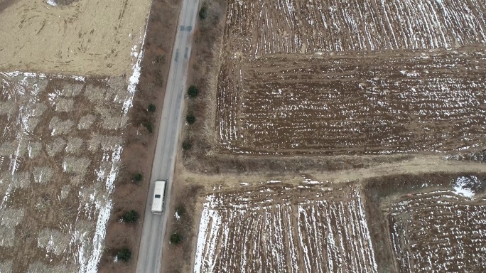 航拍乡间行车航拍陕北村落山路冬天雪