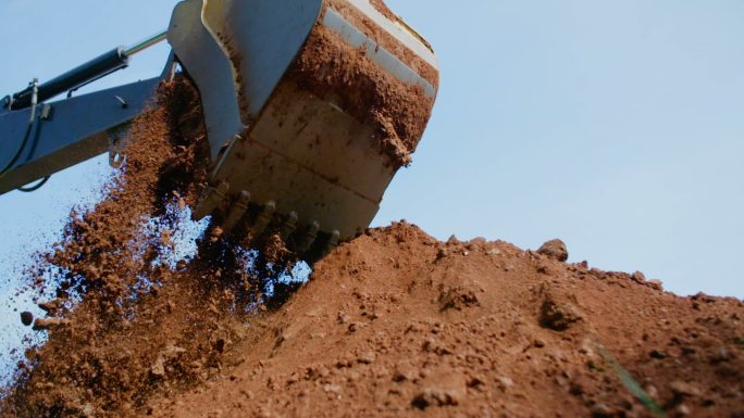 施工现场挖掘机作业挖土