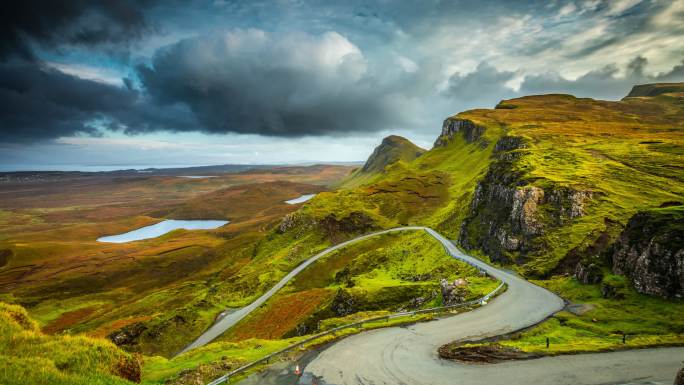 苏格兰奎林的高崖和高原上蜿蜒的道路