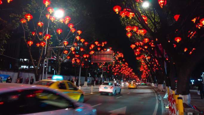 春节期间的重庆街道挂满了喜庆的灯笼