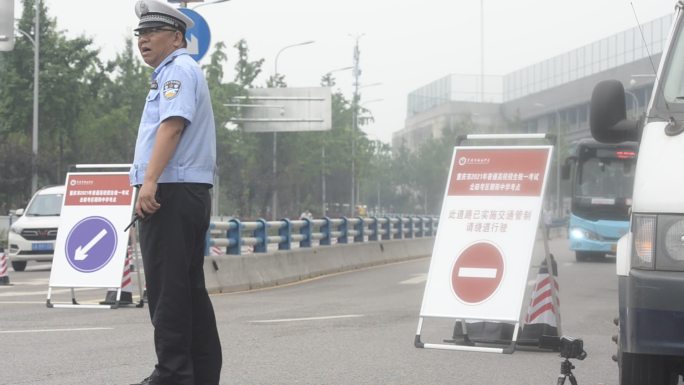 重庆北碚交巡警为2021年高考车队开道
